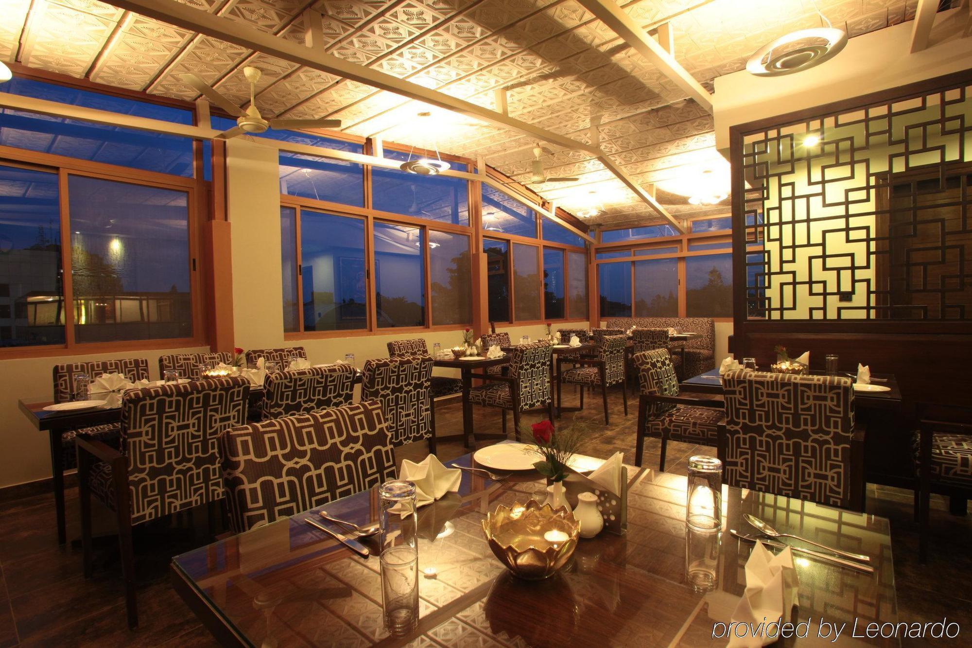 Hotel Justa Mg Road Bengalúr Restaurace fotografie